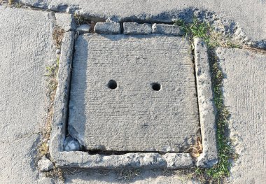 Çelikten yapılmış su borusu betonla çevrili..