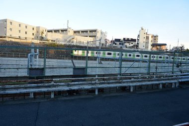 Tokyo, Japonya 21 Kasım 2018 Kimliği belirsiz insanlar Tokyo tren istasyonlarında. Tokyo 'ya seyahat eden Japonların Görüntü Seyahati.