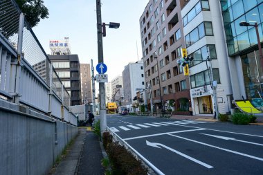 Tokyo, Japonya 21 Kasım 2018 Kimliği belirsiz insanlar Tokyo tren istasyonlarında. Tokyo 'ya seyahat eden Japonların Görüntü Seyahati.
