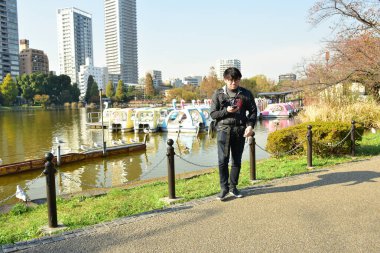 Tokyo, Japonya 27 Kasım 2018 Kimliği belirsiz birçok insan Ueno parkında yürüyor ve bahçedeki sonbahar ağacını izliyor. .