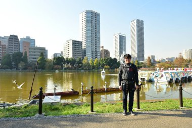 Tokyo, Japonya 27 Kasım 2018 Kimliği belirsiz birçok insan Ueno parkında yürüyor ve bahçedeki sonbahar ağacını izliyor. .