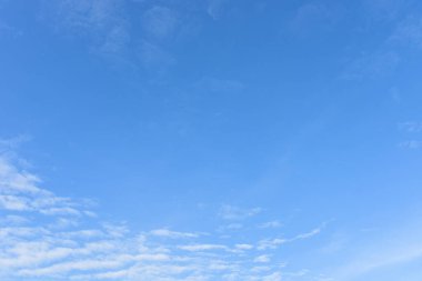 Arka plan için mavi gökyüzü ve beyaz bulutlar