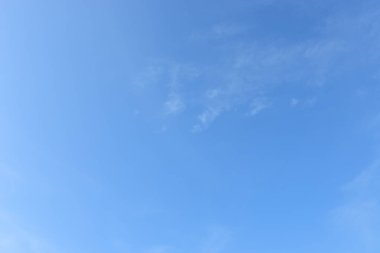 Arka plan için mavi gökyüzü ve beyaz bulutlar