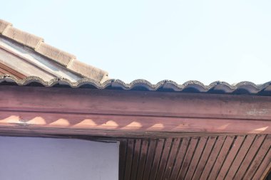 Köydeki ev, kahverengi kiremit çatılı..