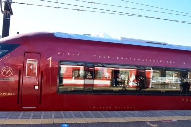 Japonya 'nın ünlü tarihi yerlerinden Fuji Dağı. mavi dağ, mavi gökyüzü, kırsal arkaplan