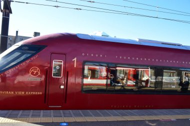 Japonya 'nın ünlü tarihi yerlerinden Fuji Dağı. mavi dağ, mavi gökyüzü, kırsal arkaplan