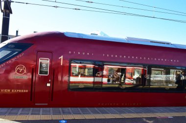 Japonya 'nın ünlü tarihi yerlerinden Fuji Dağı. mavi dağ, mavi gökyüzü, kırsal arkaplan