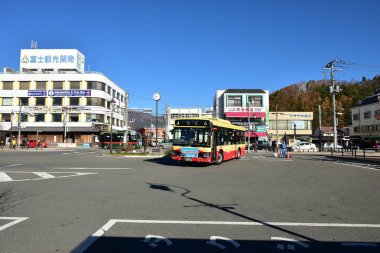 Toky japan 23 Kasım 2018 Tokyo 'dan Fuji san' a, Fuji Dağı 'ndan Fuji San Yagizaki Parkı' na giden kimliği belirsiz elektrikli tren yolcuları.