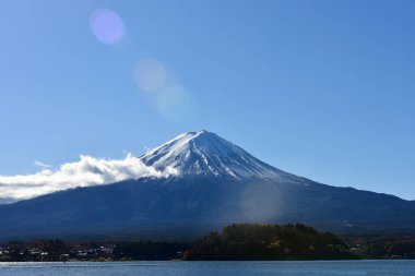 Japonya 'daki güzel Fuji Dağı, Fuji Gölü büyüklüğünde Kawaguchiko Gölü, beyaz tepesi, bahçede sonbahar, dağlara düşer..