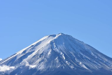Japonya 'daki güzel Fuji Dağı, Fuji Gölü büyüklüğünde Kawaguchiko Gölü, beyaz tepesi, bahçede sonbahar, dağlara düşer..
