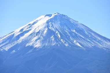 Japonya 'daki güzel Fuji Dağı, Fuji Gölü büyüklüğünde Kawaguchiko Gölü, beyaz tepesi, bahçede sonbahar, dağlara düşer..