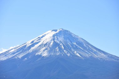 Japonya 'daki güzel Fuji Dağı, Fuji Gölü büyüklüğünde Kawaguchiko Gölü, beyaz tepesi, bahçede sonbahar, dağlara düşer..
