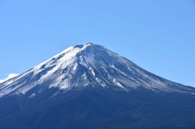 Japonya 'daki güzel Fuji Dağı, Fuji Gölü büyüklüğünde Kawaguchiko Gölü, beyaz tepesi, bahçede sonbahar, dağlara düşer..