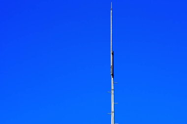 Japonya 'daki güzel Fuji Dağı, Fuji Gölü büyüklüğünde Kawaguchiko Gölü, beyaz tepesi, bahçede sonbahar, dağlara düşer..