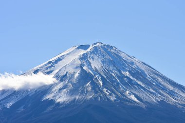 Japonya 'daki güzel Fuji Dağı, Fuji Gölü büyüklüğünde Kawaguchiko Gölü, beyaz tepesi, bahçede sonbahar, dağlara düşer..