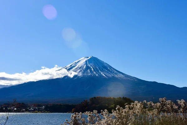 美しい風景日本の富士山 富士の河口湖の大きさ 白トップ 庭の秋 山の中の秋 — ストック写真