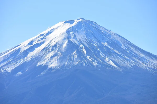 Japonya 'daki güzel Fuji Dağı, Fuji Gölü büyüklüğünde Kawaguchiko Gölü, beyaz tepesi, bahçede sonbahar, dağlara düşer..