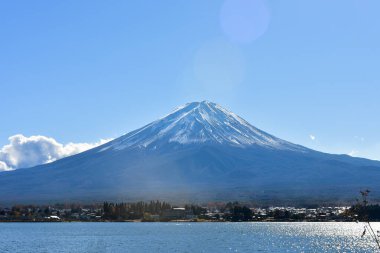 Kawaguchiko Gölü 'nde Renkli Sonbahar Sezonu ve Fuji Dağı.