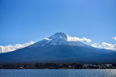 Kawaguchiko Gölü 'nde Renkli Sonbahar Sezonu ve Fuji Dağı.
