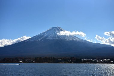 Kawaguchiko Gölü 'nde Renkli Sonbahar Sezonu ve Fuji Dağı.