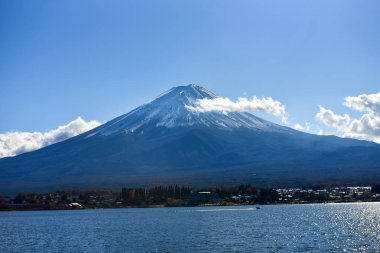 Kawaguchiko Gölü 'nde Renkli Sonbahar Sezonu ve Fuji Dağı.