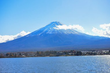 Kawaguchiko Gölü 'nde Renkli Sonbahar Sezonu ve Fuji Dağı.
