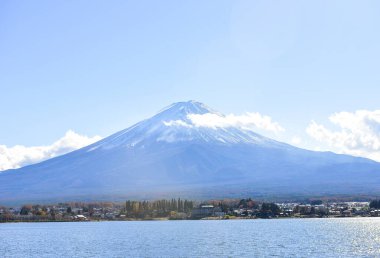 Kawaguchiko Gölü 'nde Renkli Sonbahar Sezonu ve Fuji Dağı.
