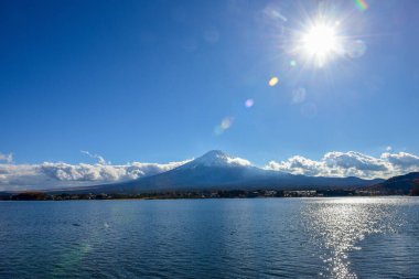 Kawaguchiko Gölü 'nde Renkli Sonbahar Sezonu ve Fuji Dağı.