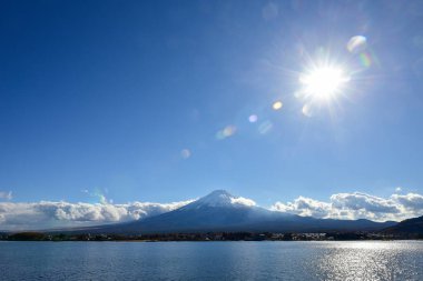 Kawaguchiko Gölü 'nde Renkli Sonbahar Sezonu ve Fuji Dağı.