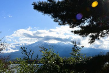 Kawaguchiko Gölü 'nde Renkli Sonbahar Sezonu ve Fuji Dağı.