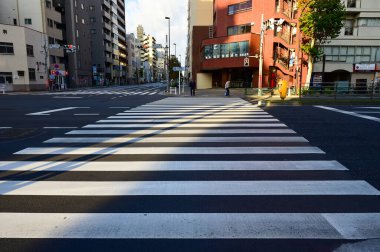 Tokyo, Japonya 25 Kasım 2018 Tokyo sokaklarında güneş parlıyor