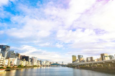 Tokyo, Japonya 25 Kasım 2018 Tokyo 'daki Sumida Köprüsü' nde güneş parlıyor. Tokyo sokaklarında parlıyor