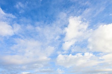 Arka plan için mavi gökyüzü ve beyaz bulutlar