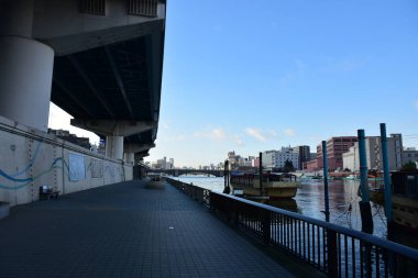 Tokyo, Japonya 25 Kasım 2018 Tokyo 'daki Sumida Köprüsü' nde güneş parlıyor. Tokyo sokaklarında parlıyor