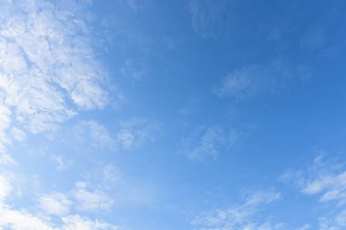 Arka plan için mavi gökyüzü ve beyaz bulutlar