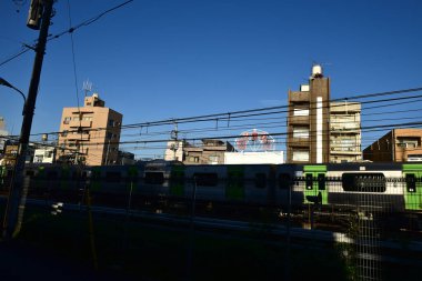 Tokyo, Japonya 21 Kasım 2018 Kimliği belirsiz insanlar Tokyo tren istasyonlarında. Tokyo 'ya seyahat eden Japonların Görüntü Seyahati.