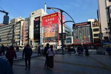 Tokyo, Japonya 27 Kasım 2018 Japonya 'da Tokyo' da dolaşmak birçok insanla doludur..