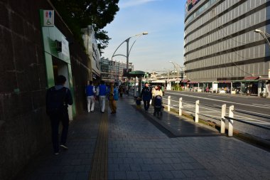 Tokyo, Japonya 27 Kasım 2018 Japonya 'da Tokyo' da dolaşmak birçok insanla doludur..