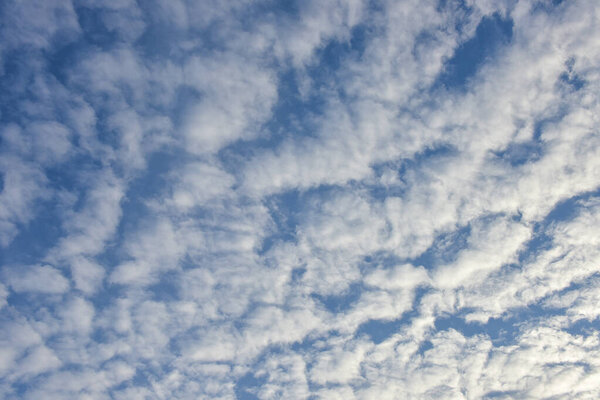 Голубое небо и белые облака для фона