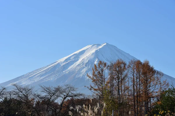 富士山的第一个日出是早上白雪覆盖的 — 图库照片