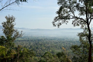 Loei Eyaleti Tayland Phu Kradueng Ulusal Parkı. Tayland 'ın en ünlü yerlerinden biridir. Her yıl ortalama bir insana on binlerce insan gelir, özellikle de birçok turistin sık sık ziyaret etmek zorunda kaldığı uzun hafta sonlarında.