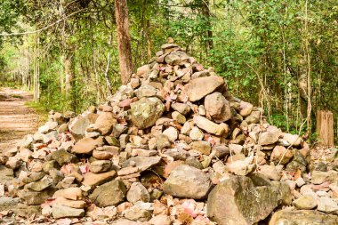 Loei Eyaleti Tayland Phu Kradueng Ulusal Parkı. Tayland 'ın en ünlü yerlerinden biridir. Her yıl ortalama bir insana on binlerce insan gelir, özellikle de birçok turistin sık sık ziyaret etmek zorunda kaldığı uzun hafta sonlarında.