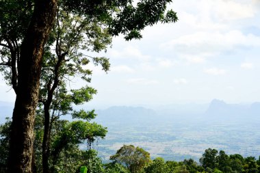 Loei Eyaleti Tayland Phu Kradueng Ulusal Parkı. Tayland 'ın en ünlü yerlerinden biridir. Her yıl ortalama bir insana on binlerce insan gelir, özellikle de birçok turistin sık sık ziyaret etmek zorunda kaldığı uzun hafta sonlarında.
