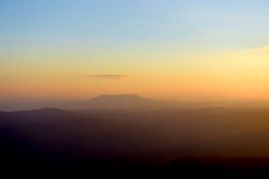 Loei Eyaleti Tayland Phu Kradueng Ulusal Parkı. Tayland 'ın en ünlü yerlerinden biridir. Her yıl ortalama bir insana on binlerce insan gelir, özellikle de birçok turistin sık sık ziyaret etmek zorunda kaldığı uzun hafta sonlarında.