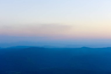 Loei Eyaleti Tayland Phu Kradueng Ulusal Parkı. Tayland 'ın en ünlü yerlerinden biridir. Her yıl ortalama bir insana on binlerce insan gelir, özellikle de birçok turistin sık sık ziyaret etmek zorunda kaldığı uzun hafta sonlarında.