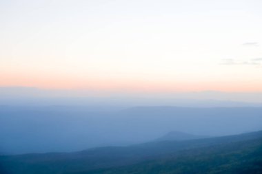 Loei Eyaleti Tayland Phu Kradueng Ulusal Parkı. Tayland 'ın en ünlü yerlerinden biridir. Her yıl ortalama bir insana on binlerce insan gelir, özellikle de birçok turistin sık sık ziyaret etmek zorunda kaldığı uzun hafta sonlarında.