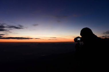Loei Eyaleti Tayland Phu Kradueng Ulusal Parkı. Tayland 'ın en ünlü yerlerinden biridir. Her yıl ortalama bir insana on binlerce insan gelir, özellikle de birçok turistin sık sık ziyaret etmek zorunda kaldığı uzun hafta sonlarında.