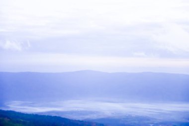 Silhouette Loei Eyaleti Tayland Phu Kradueng Ulusal Parkı. Tayland 'ın en ünlü yerlerinden biri. Güneşin dağ manzarası.. 
