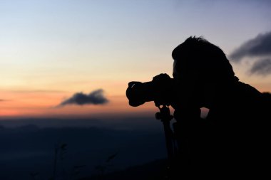 Silhouette Loei Eyaleti Tayland Phu Kradueng Ulusal Parkı. Tayland 'ın en ünlü yerlerinden biri. Güneşin dağ manzarası.. 