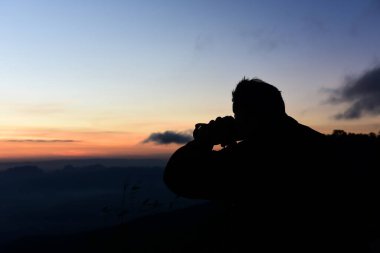 Silhouette Loei Eyaleti Tayland Phu Kradueng Ulusal Parkı. Tayland 'ın en ünlü yerlerinden biri. Güneşin dağ manzarası.. 